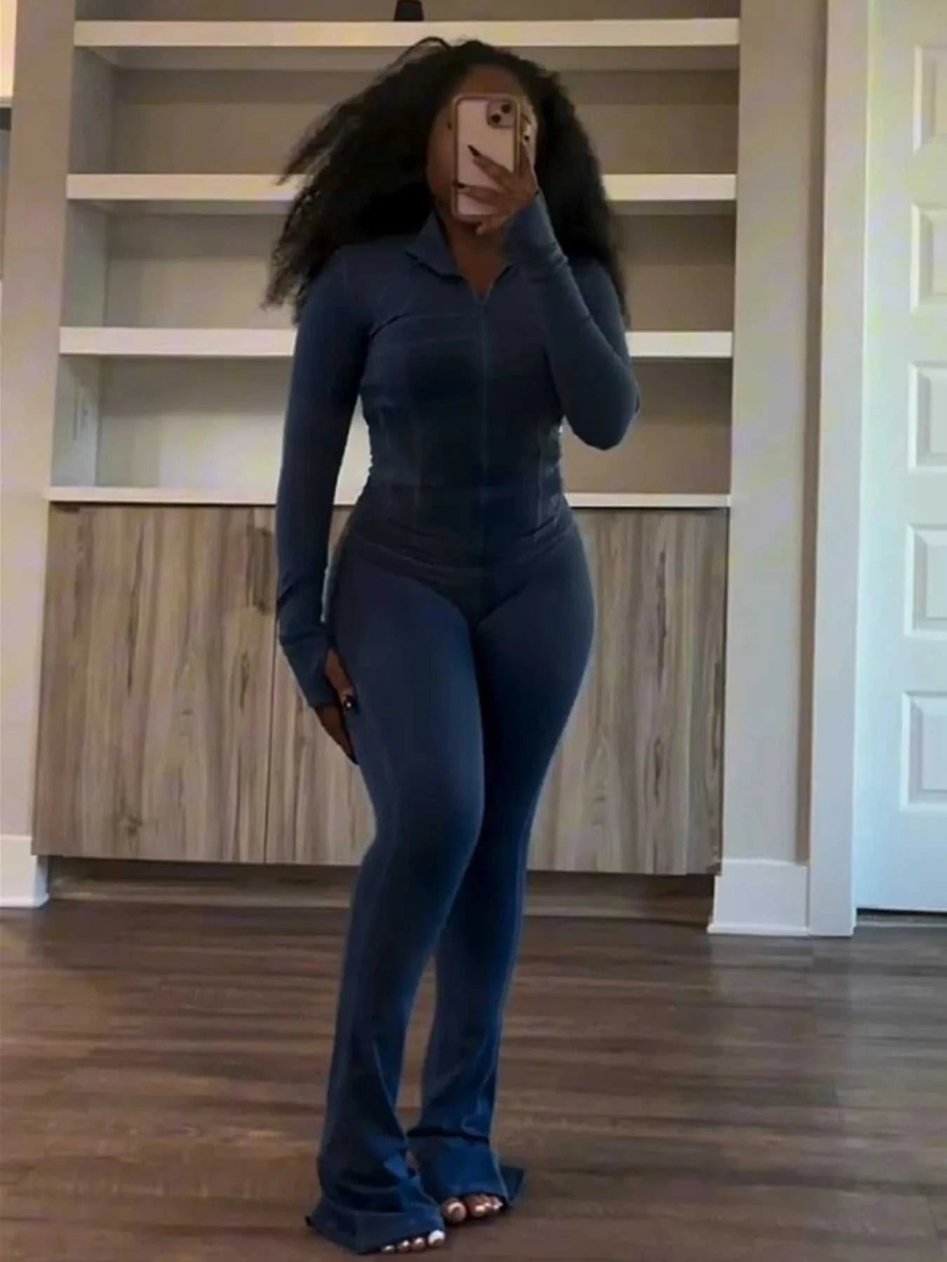 Dame im Urban Flex Freizeitset, modernem Streetwear Stil, lässig und bequem für Alltag und Freizeit.