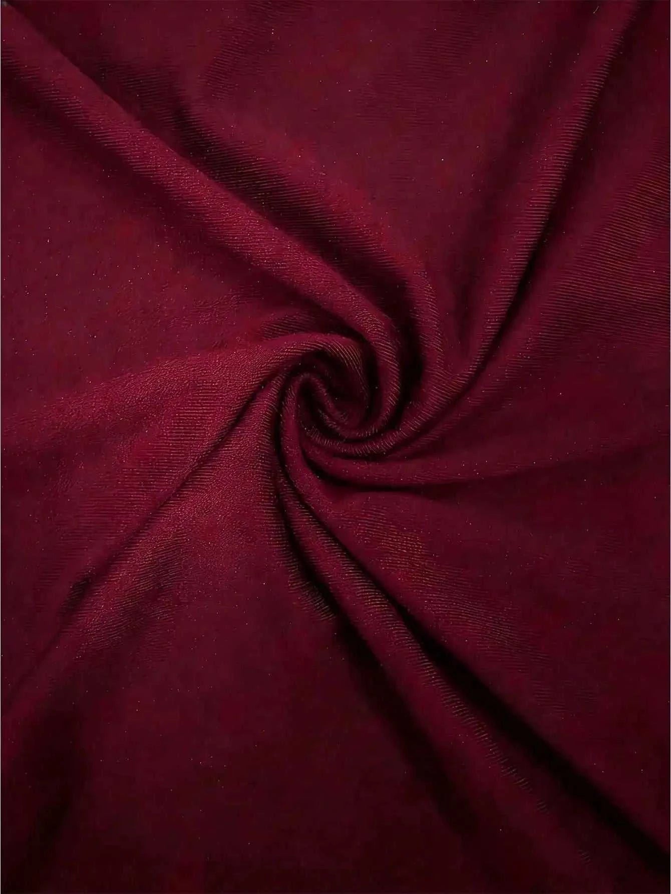 Detailansicht des Materials für Herzform Freizeitkleid in tiefem Rot, ideal für Sommerlooks und lässigen Stil.