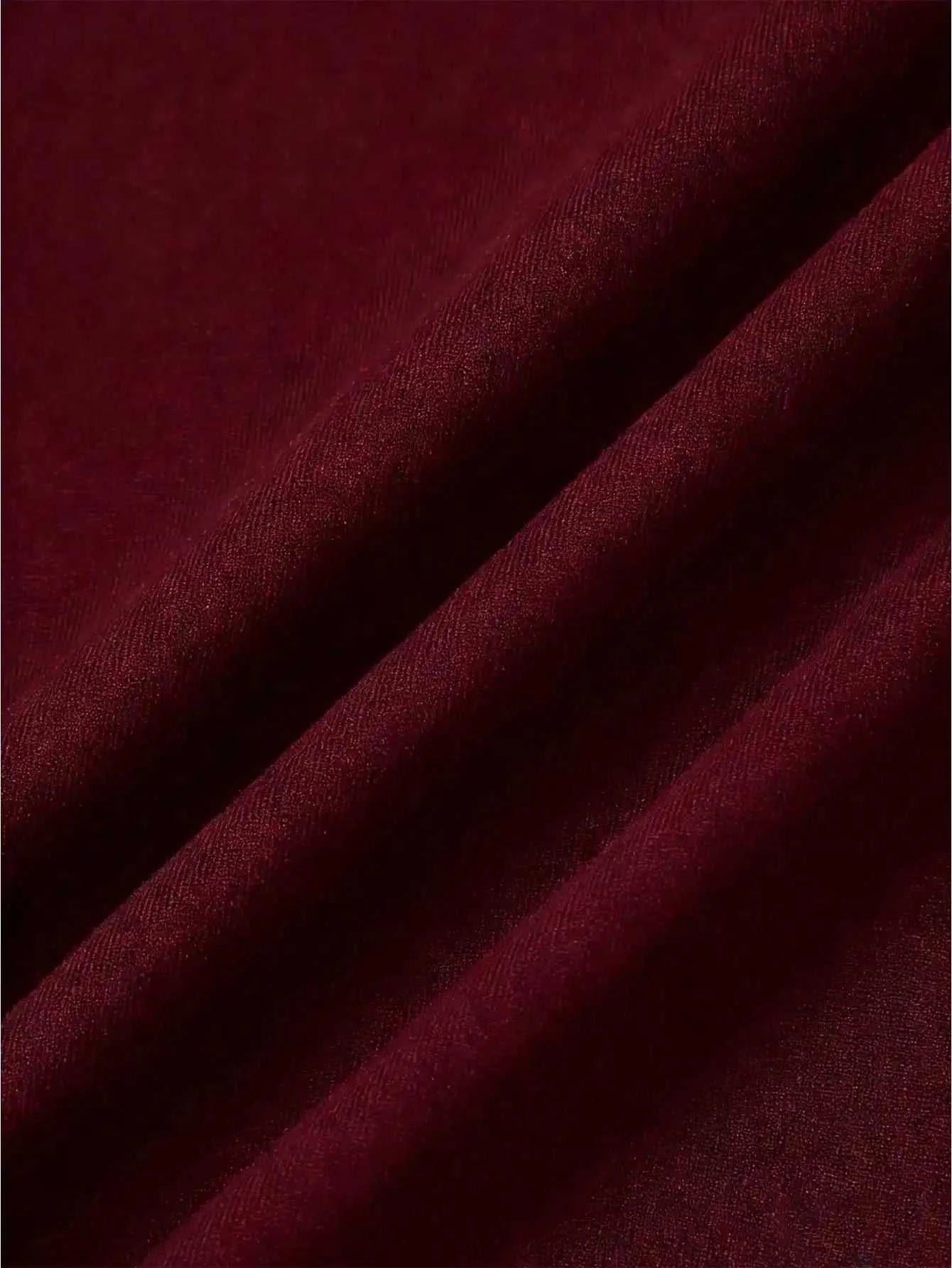 Detailaufnahme des samtigen, burgunderfarbenen Stoffs für das Herzform Freizeitkleid.